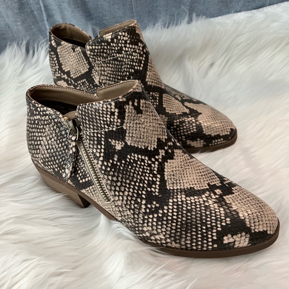 Time and True size 8 1/2 snake print short boots new